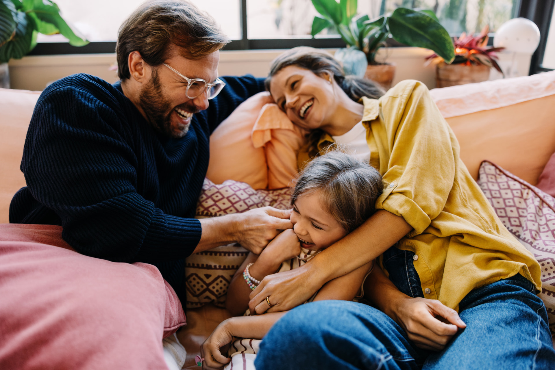 Familia disfrutando en el sofá de su hogar