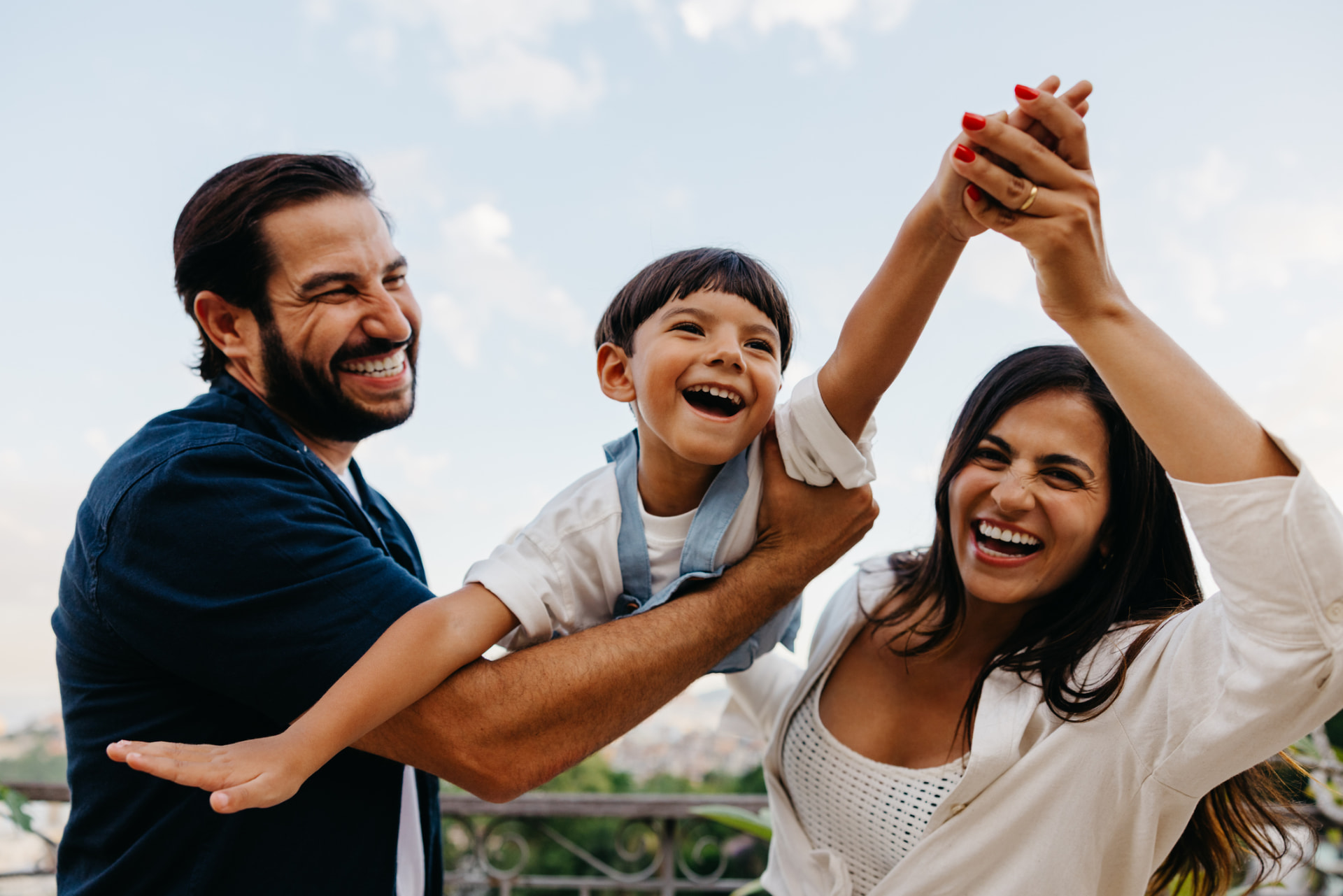 Familia feliz disfrutando al aire libre